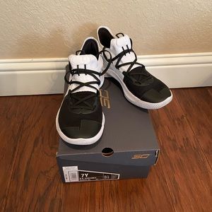 Youth Under Armour Curry 6, size 7Y